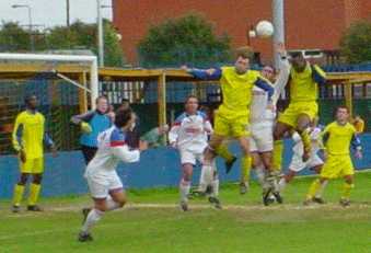 Some Barkingside action (pic by Derek Robinson)