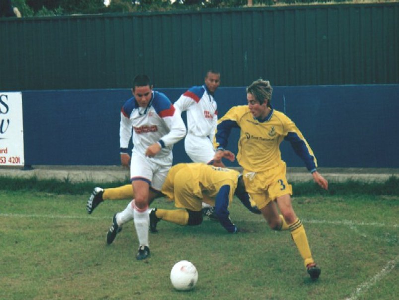 Matt Negus on the ball at Barkingside
(pic by Peter Coath) 800x600 85kb